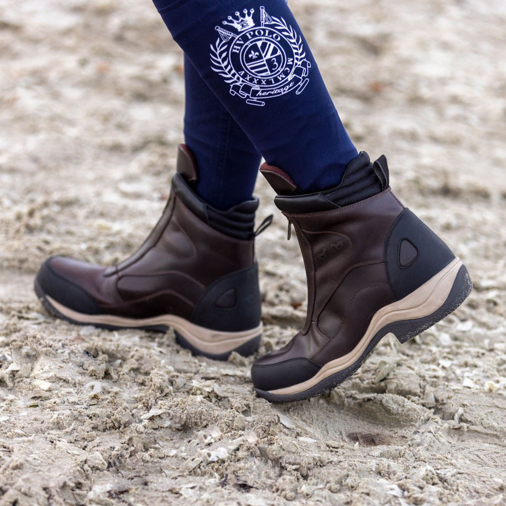 Boots, Caitlin